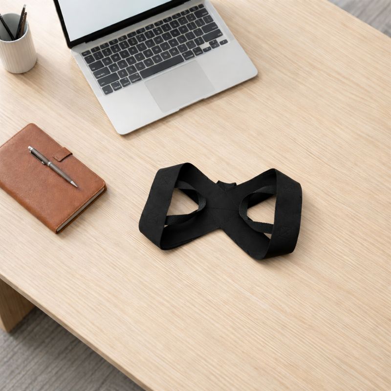 Le correcteur de posture Sedenzo porté discrètement au bureau